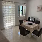 شقة Meri